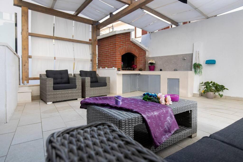Luxury Apartment Martinis With Pool Σπλιτ Εξωτερικό φωτογραφία